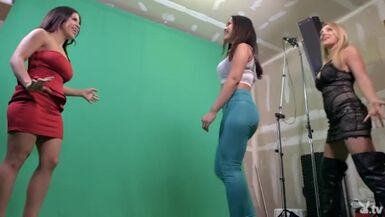 Playboy TV Katelyn Brooks ve Astro Dominatrix-Bitch ile Dev Kadın Fetişini Keşfediyor