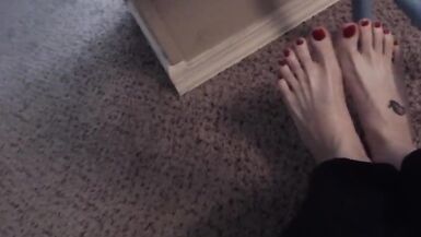 La mère Id like to fuck Giantess Threatens to Squash and Step on U (La géante menace de mécraser et de me marcher dessus)