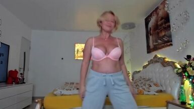 Mother Id Like To Fuck camgirl KiraDivine ダンスとストリップ。 - 1 image