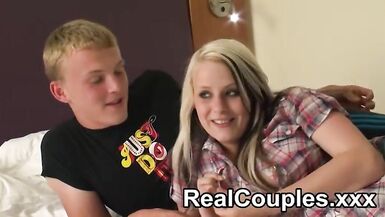 Ladolescente majeure Kylie et son partenaire Dean parlent de sexe