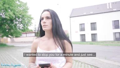 Agent Public Sexy Playgirl Lexi Dona sexhibe puis se déshabille dans une vraie vidéo de sexe en public - 1 image