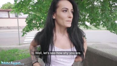 Agent Public Sexy Playgirl Lexi Dona sexhibe puis se déshabille dans une vraie vidéo de sexe en public - 4 image