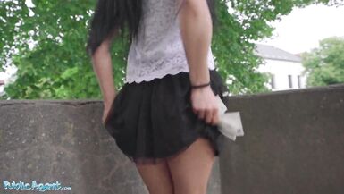 Agent Public Sexy Playgirl Lexi Dona sexhibe puis se déshabille dans une vraie vidéo de sexe en public - 5 image