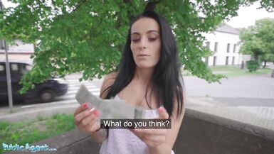 Agent Public Sexy Playgirl Lexi Dona sexhibe puis se déshabille dans une vraie vidéo de sexe en public - 6 image