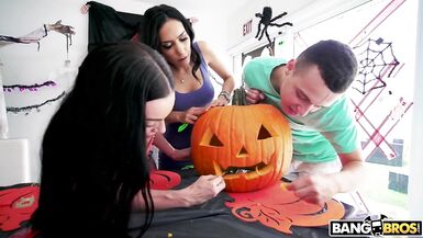 Mamma Can't Live Without to Fuck on Halloween- Tia Cyrus - 3 image