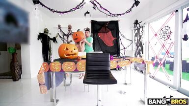 Mamma Can't Live Without to Fuck on Halloween- Tia Cyrus - 6 image