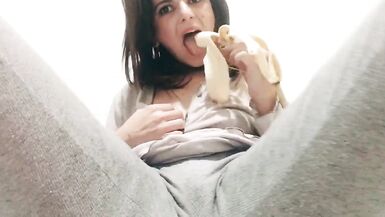 Italiansex2020, Cameltoe en pyjama, mère Jaimerais baiser Suce, Lèche, Fellation avec Banane, Masturbe sa Bouclée - 2 image