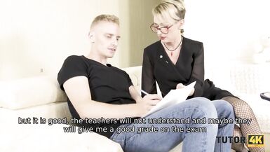 TUTOR4K. Un homme met un sac en papier sur la tête dune professeure duniversité et lui cloue le bec.