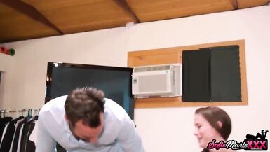 Une mère à couper le souffle que jaimerais baiser Sofie Marie senvoie en lair avant denfourcher un gros shlong bien dodu - 2 image