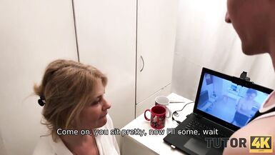 TUTOR4K. Lhomme ne paye pas le coach pour la leçon mais se tape une femme mûre.