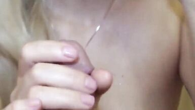 La chatte baisée avale tout le sperme - 4 image