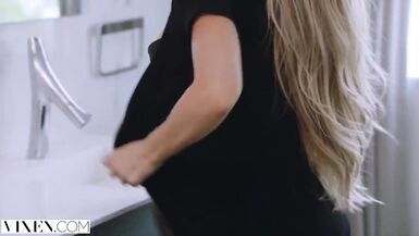 Nicole Aniston sorprende il suo uomo con una scopata bollente - 2 image