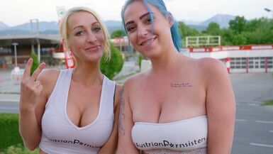 2 mannequins seins nus non professionnels donnent un spectacle de jouets sexuels