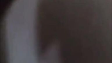 Vika in red shorts bonks her spouse on a smartphone - 2 image