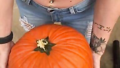 Lexplosion dune citrouille avec le grand Billibongs aux cheveux dor KENZIE TAYLOR pour un bonbon ou une friandise à lHalloween