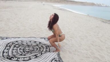 LA DIOSA mother I'd like to fuck REALIZA UN YOGA SEXY EN LA PLAYA "EL SILENCIO" - 3 image
