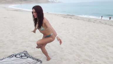 LA DIOSA mother I'd like to fuck REALIZA UN YOGA SEXY EN LA PLAYA "EL SILENCIO" - 5 image
