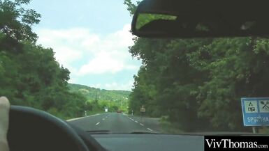 Wollüstige Lesbe nimmt heiße Tramperin auf und bumst sie - 3 image