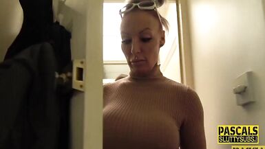 Mère tatouée, jaimerais baiser avec des femmes aux gros seins.