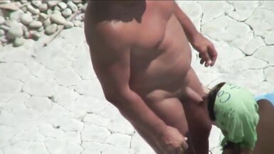 Couples sur la plage Exécutez la position du chien Pack