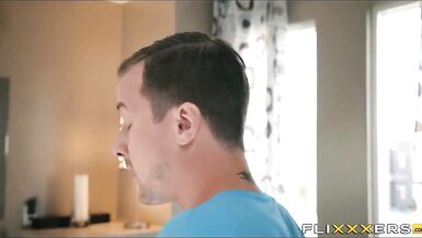 La mère aux cheveux bruns aimerait baiser Aimer ce jeune homme de 10 livres. - 11 image