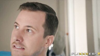 La mère aux cheveux bruns aimerait baiser Aimer ce jeune homme de 10 livres. - 2 image