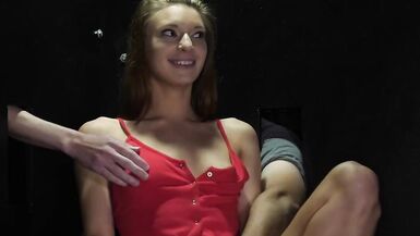 La fille dune star du porno dans un gloryhole