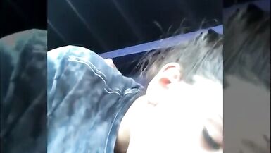 Couple de collégiens en train de senvoyer en lair sur du vrai homemade - 5 image