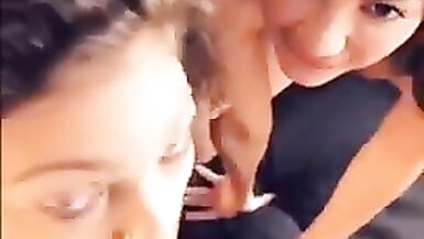 Hawt Lesbos Komşular Tarafından Pompalanırken Yakalandı - Double Oral-Job POV - 5 image