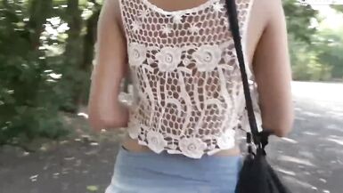 Une petite adolescente dâge légal sadonne à la sexualité anale en plein air