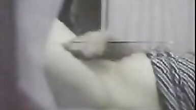 Scène despionnage dune tante se masturbant au Japon