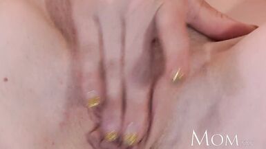 MAMA - ブロンド美女がカメラに向かってイジイジ。 - 4 image