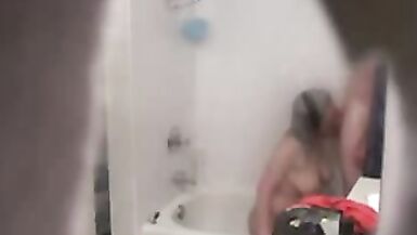 Mama and her BF spied in the bath