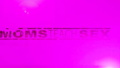 MomsTeachSex - Madre arrapata che vuole scopare Desidera un pisello e una crepa bagnata - 2 image