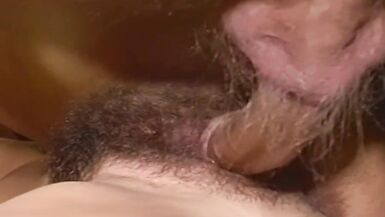 Une mère aux cheveux bruns et touffus que jaimerais baiser dans le lit.