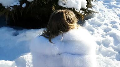 Dilettante outdoor oral-sex and sexy fuck in furry coat - public creampie - 5 image
