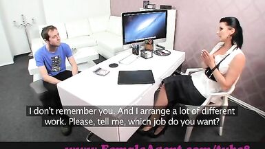 FemaleAgent. Mutter Id wie zu ficken gefüllt auf ihrem eigenen Schreibtisch - 1 image