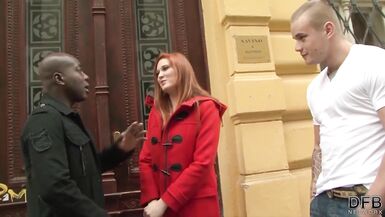 Femme lubrique, sexe anal interracial hardcore avec un zizi noir pendant que son conjoint la surveille.