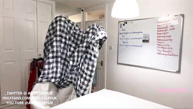 ADELESEXYUK FLASHEANDO MIENTRAS LIMPIA SU DORMITORIO - 14 image