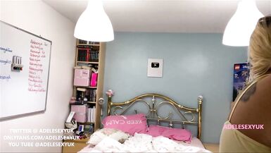 ADELESEXYUK FLASHEANDO MIENTRAS LIMPIA SU DORMITORIO - 9 image
