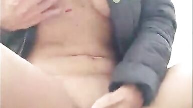 Une mère italienne que jaimerais baiser se masturbe secrètement dans le parc. - 2 image