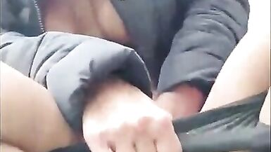 Une mère italienne que jaimerais baiser se masturbe secrètement dans le parc. - 5 image