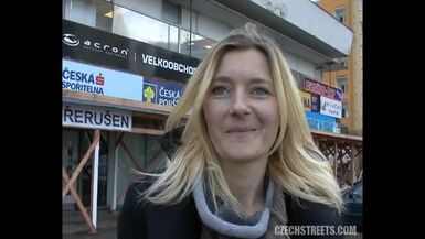 Blond pumping in public for specie