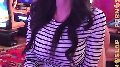 PornSlap - Ariella Ferrera ramassée dans un casino