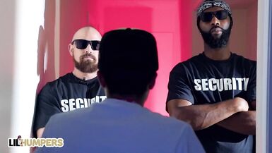 Nicolette Shea et Ricky Spanish copulent avec un grand fan. - 1 image