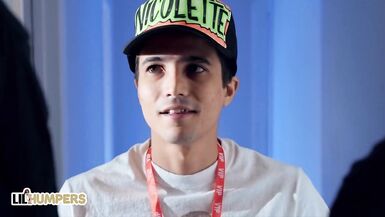 Nicolette Shea et Ricky Spanish copulent avec un grand fan. - 2 image