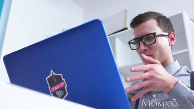 MOM Blonde aux gros seins Milf suce une énorme bite de geek avant de baiser dur - 5 image