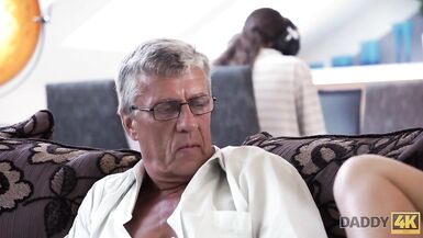 DADDY4K. Sénior dedilha a cona molhada da adolescente e depois fode-a com força - 3 image