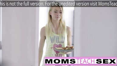 Le beau-père baise sa fille et sa fille à gros nichons