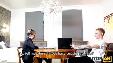TUTOR4K. Une enseignante sexy dâge mûr et un jeune homme deviennent amants pendant le cours.